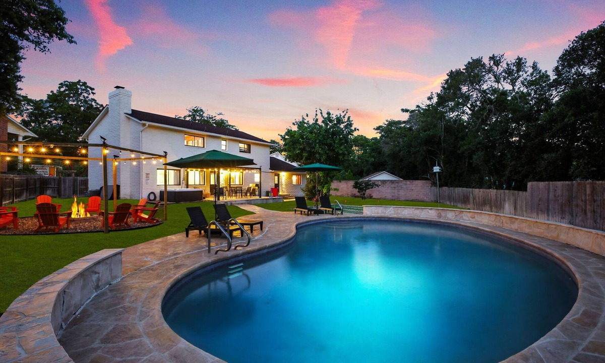 Castle Hills House | Cozy 6-bedroom house with Heated Pool, Game Room, Fire Pit ,Hot Tub, Mini Golf