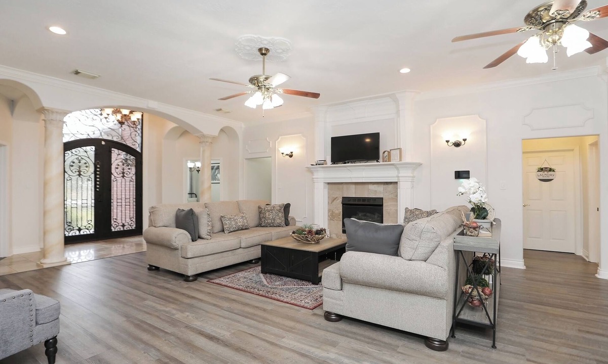 Humble House | Cozy 8BR Rustic House near IAH & Downtown Sleeps 17+, Event-ready, Spacious Yard