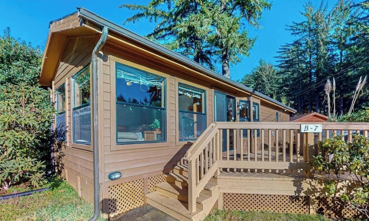 Brookings Cabin | Cozy abode steps from the beach with a private hot tub and nautical theme