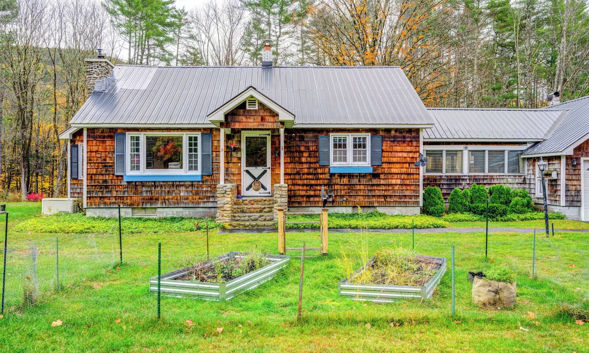 Hadley Condo | Cozy Adirondack Cottage Getaway