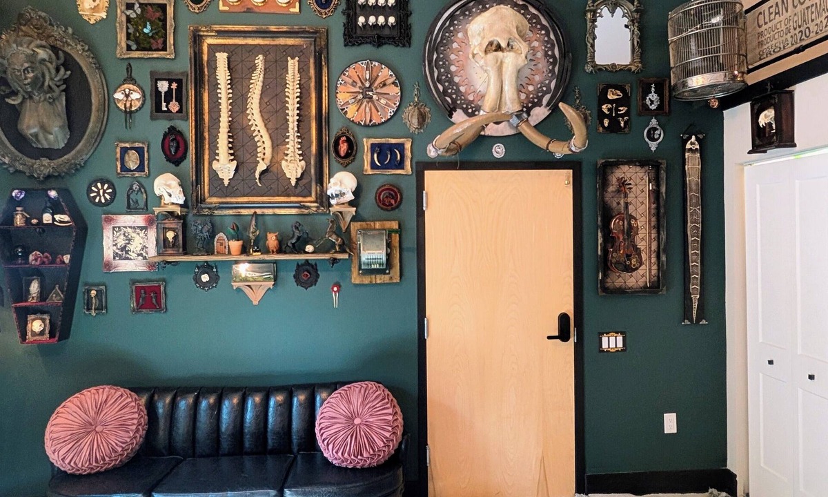 Tampa Heights Apartment | Cozy AF Gothic Rose Gallery. Sleeps 4 with I pull out queen size bed.