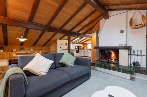 Axalp Apartment | Cozy Alpine Lodge - Hot Tub & Balcony Views