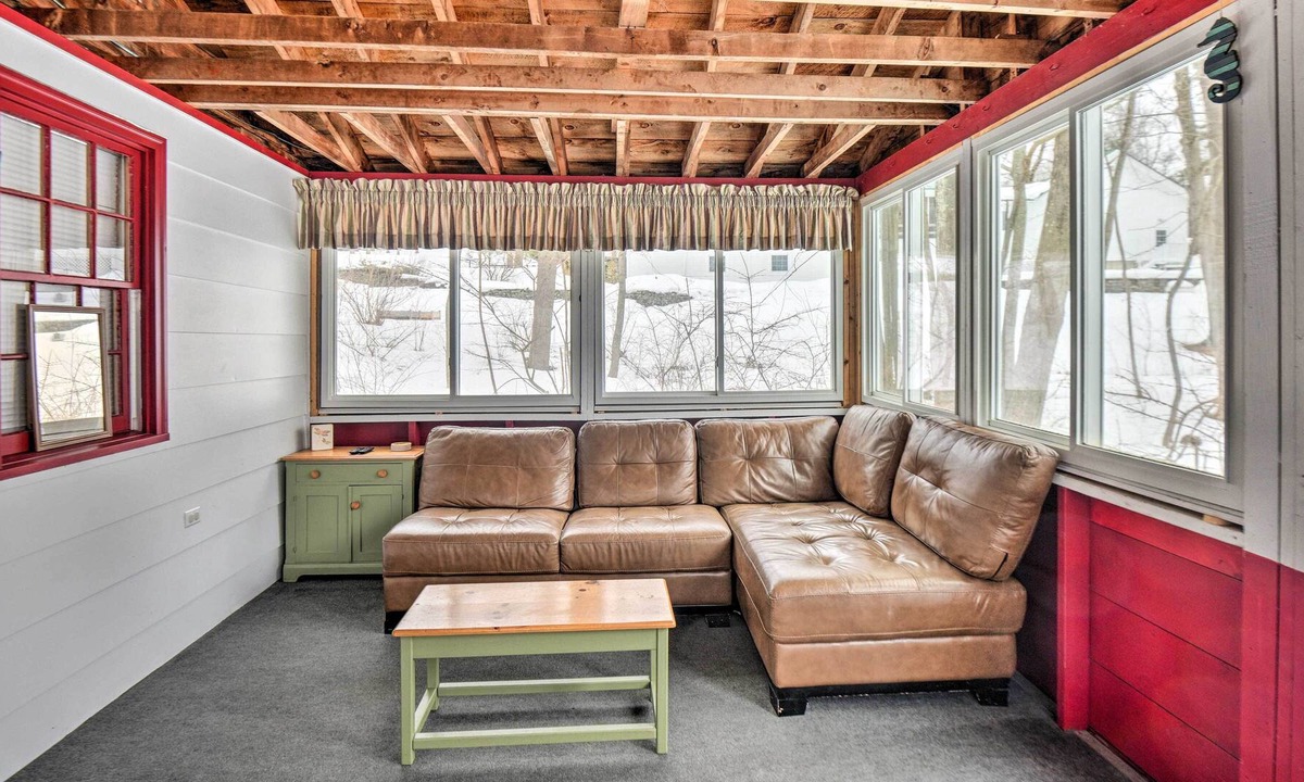 West Alton House | Cozy Alton Vacation Home w/ Sunroom!
