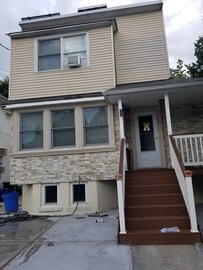 Port Richmond House | COZY AND BEAUTIFUL SPACE.