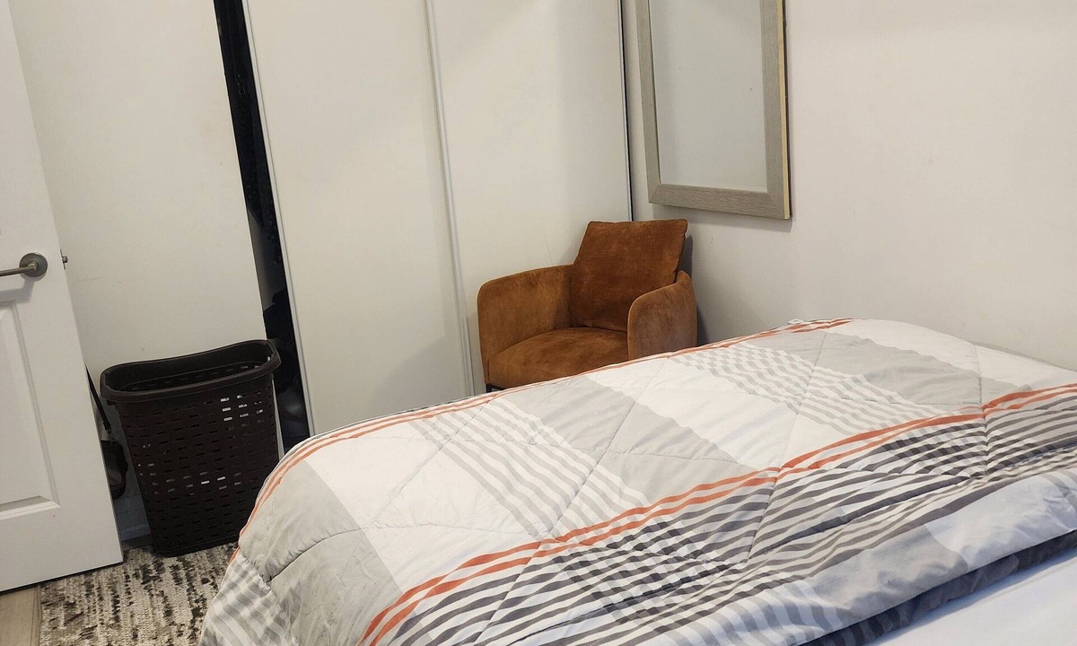 Brampton Apartment | Cozy and Charming Apartment with a living room and bedroom in Brampton