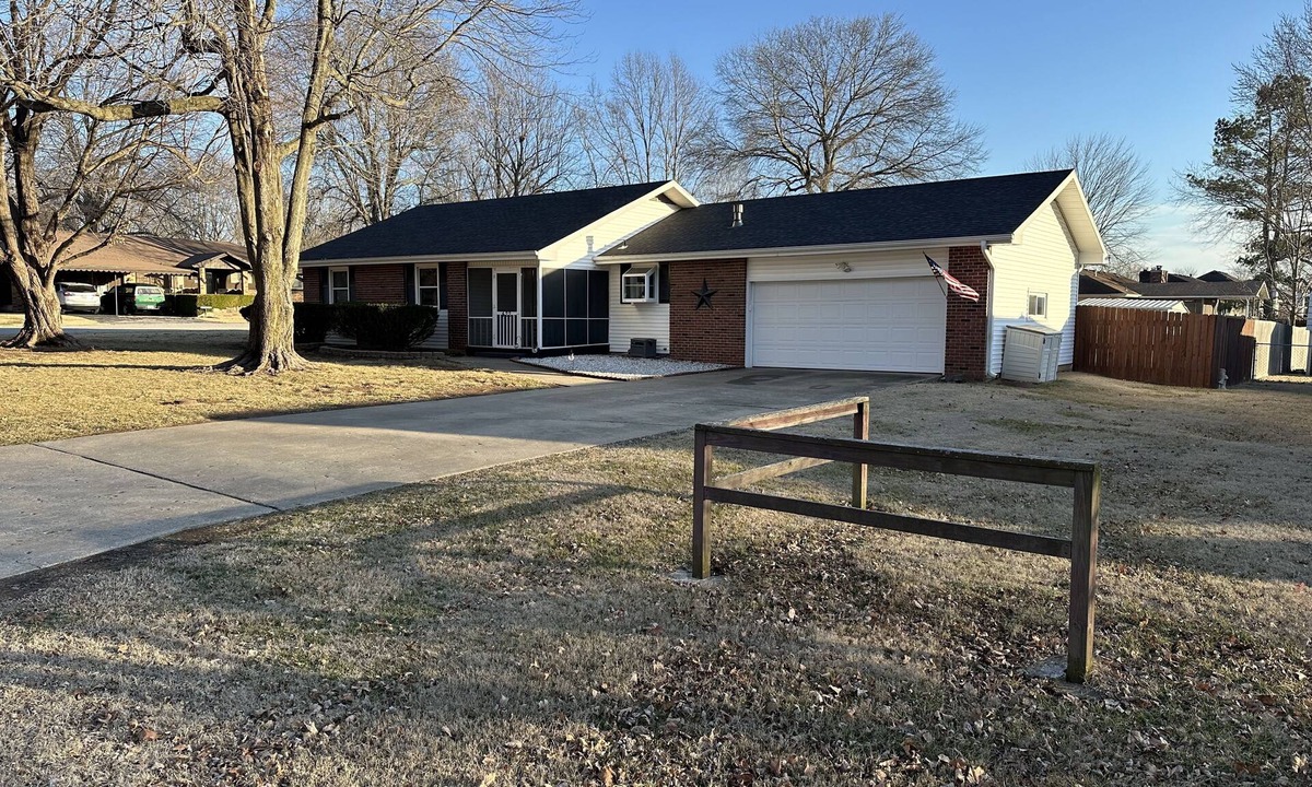 Republic House | Cozy and Comfortable home with easy access to Hwy 60 and Springfield!