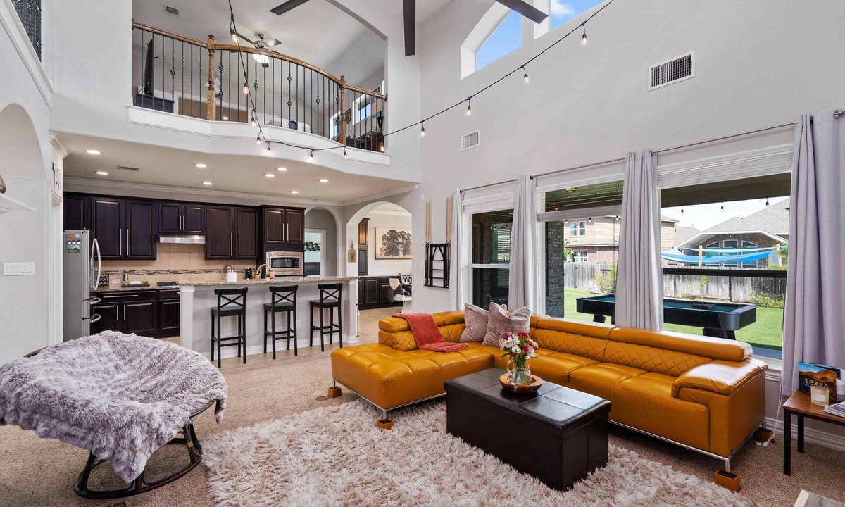 Pflugerville House | Cozy and Fun Luxury Family Home - 5 mins to City or Countryside