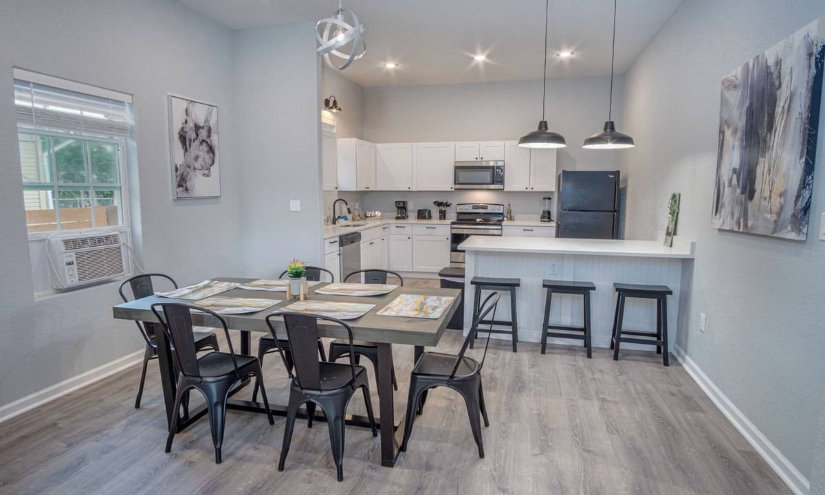 Near East Side House | Cozy and Lovely 2BR 2BA Apt#a Near Lively Downtown