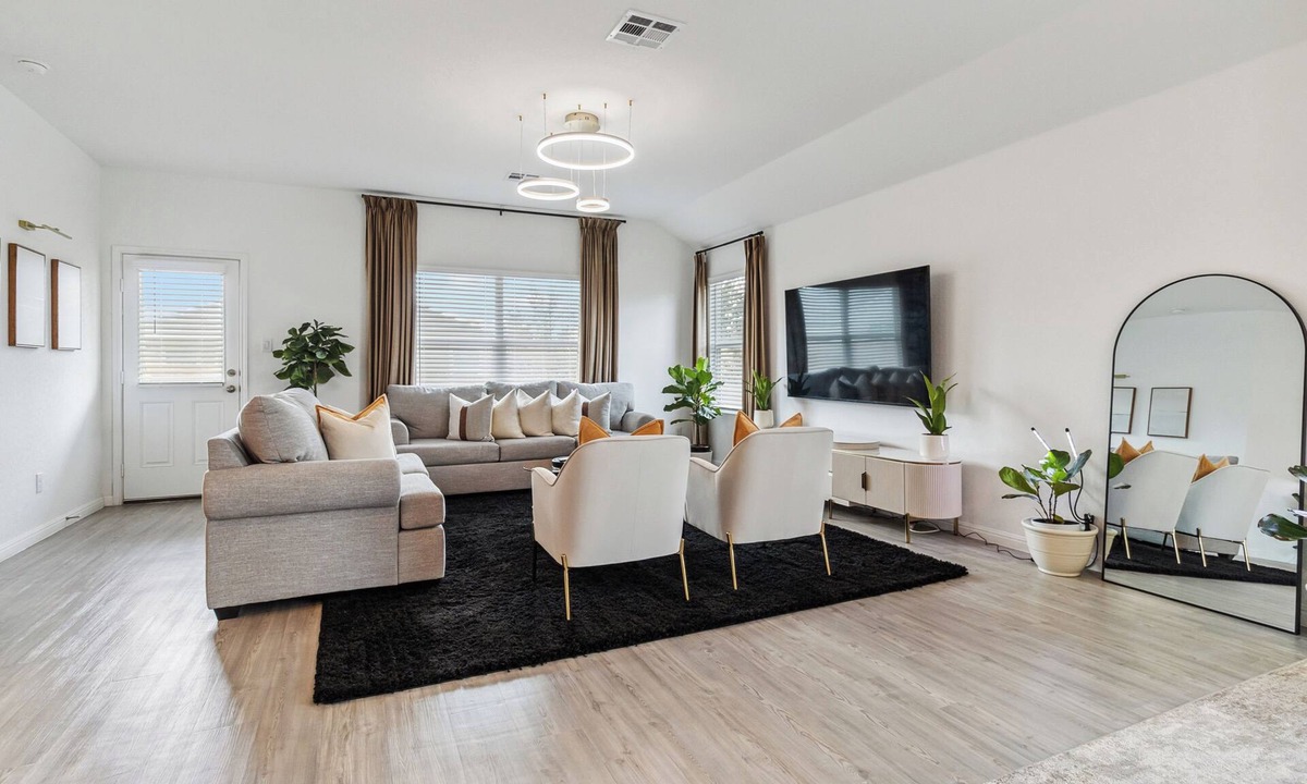 Converse House | Cozy and Modern, 3 bedroom, 2 bathroom Home in Converse, TX/Near San Antonio.