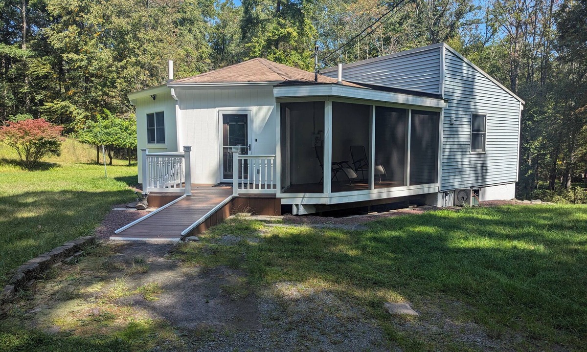 Rowland Cabin | Cozy and private cabin getaway with fireplace