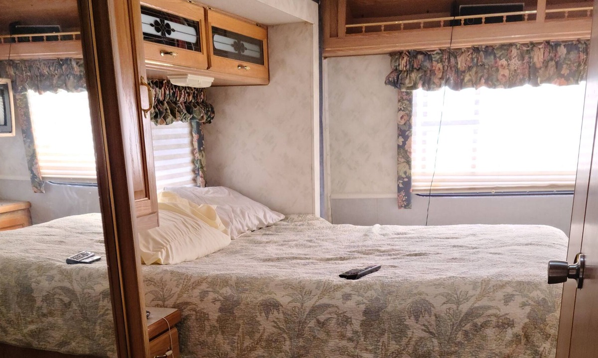 Keizer House | Cozy and private with electric fireplace