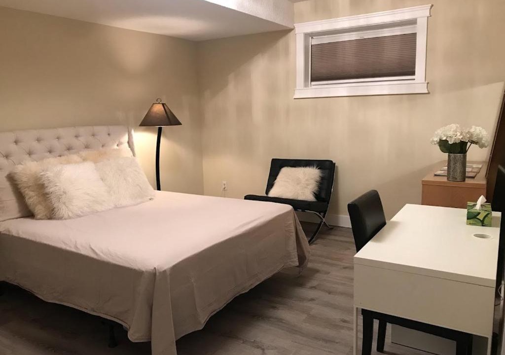 Signal Hill House | Cozy and Quiet Room with Private Bathroom