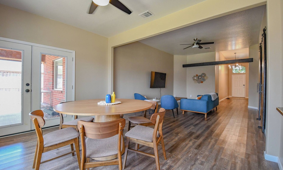 Roanoke House | Cozy and Spacious 4-bedroom house in a small vibrant town.