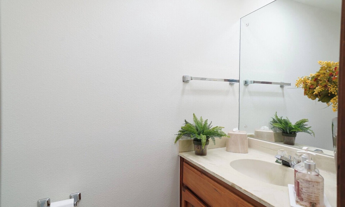 Vance Jackson House | Cozy and Spacious Home at Gated Community.