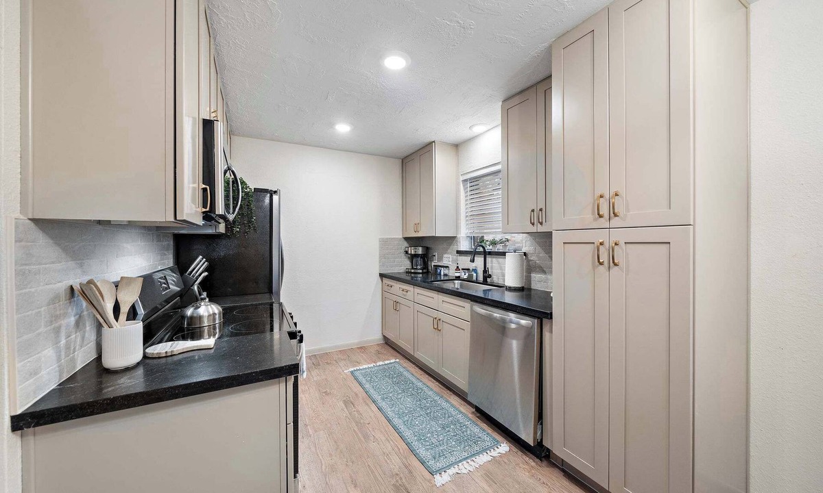 Bowling Green House | Cozy and Stylish 3-Bedroom Family Retreat
