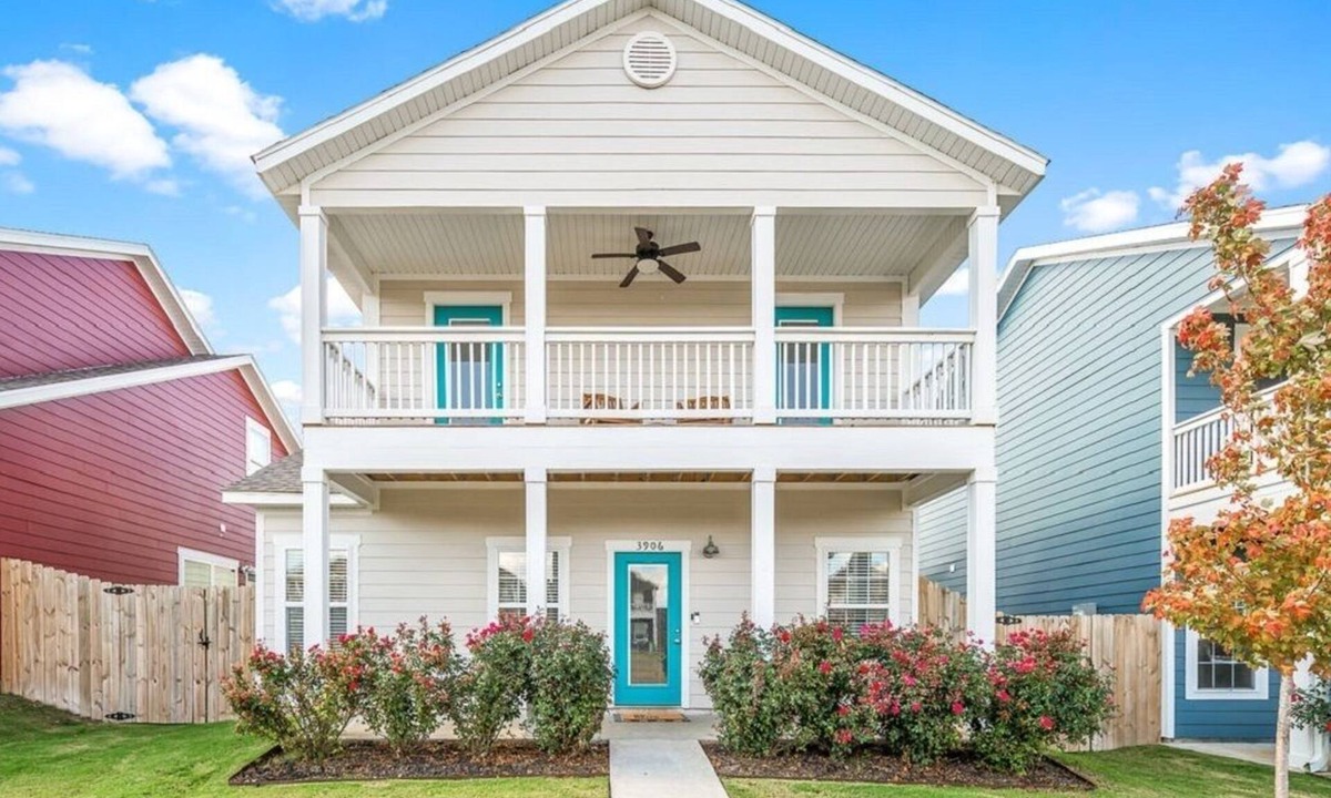 Bentonville House | Cozy and Stylish 3 Bedroom, 2.5 Bath Sleeps 6