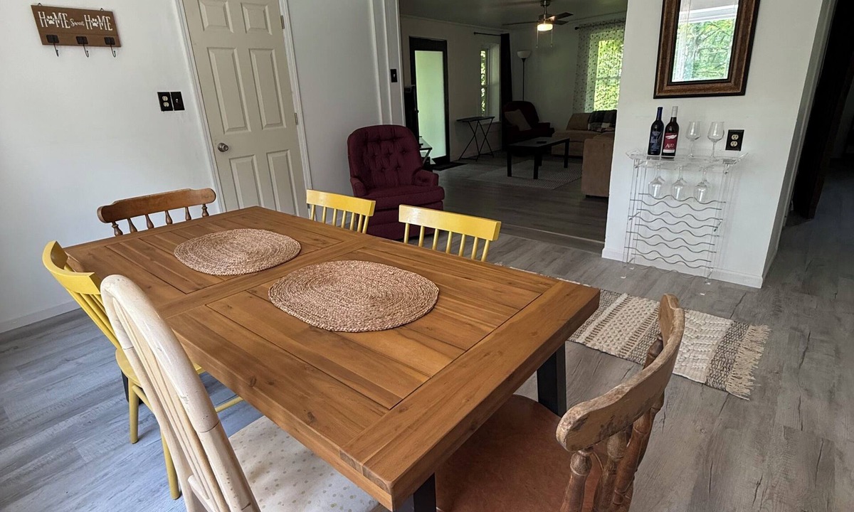 Anna House | Cozy and Updated Farmhouse with King Suite