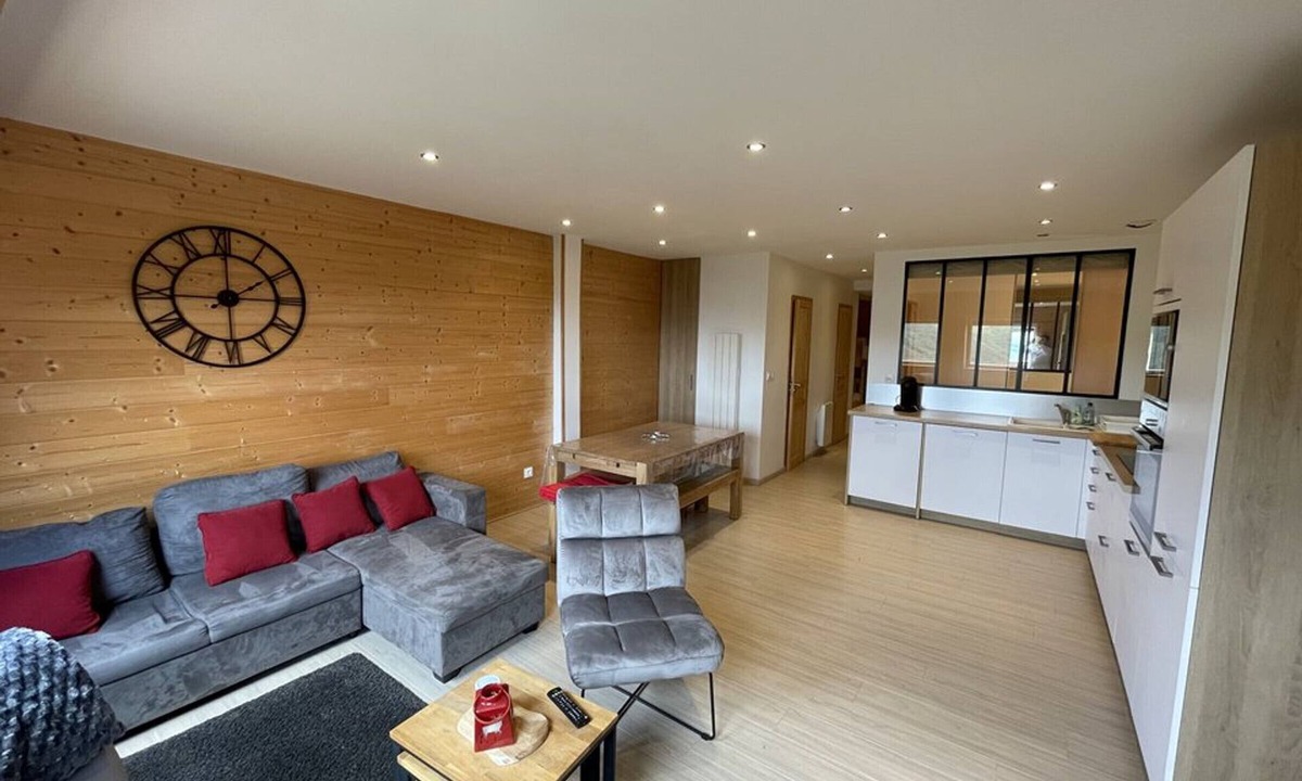 Saint-Jacques-des-Blats Apartment | Cozy apartment sleeps 6, ski access, parking