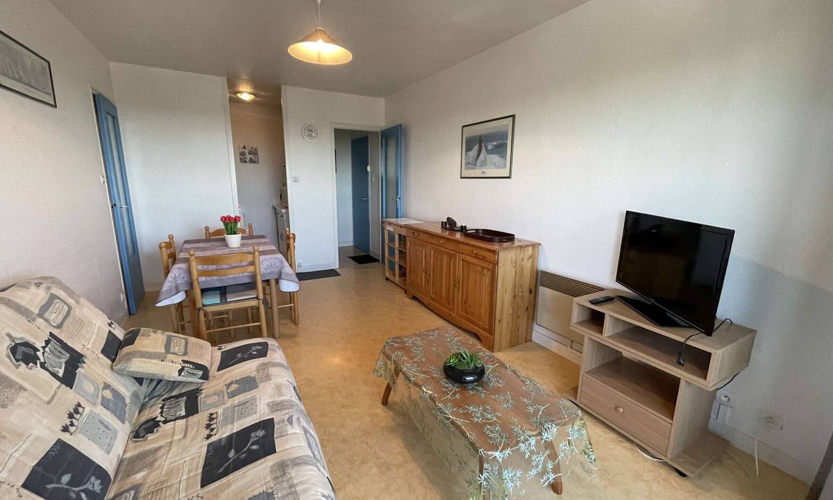 Mouchamps Apartment | Cozy apartment near beach with balcony and sea view