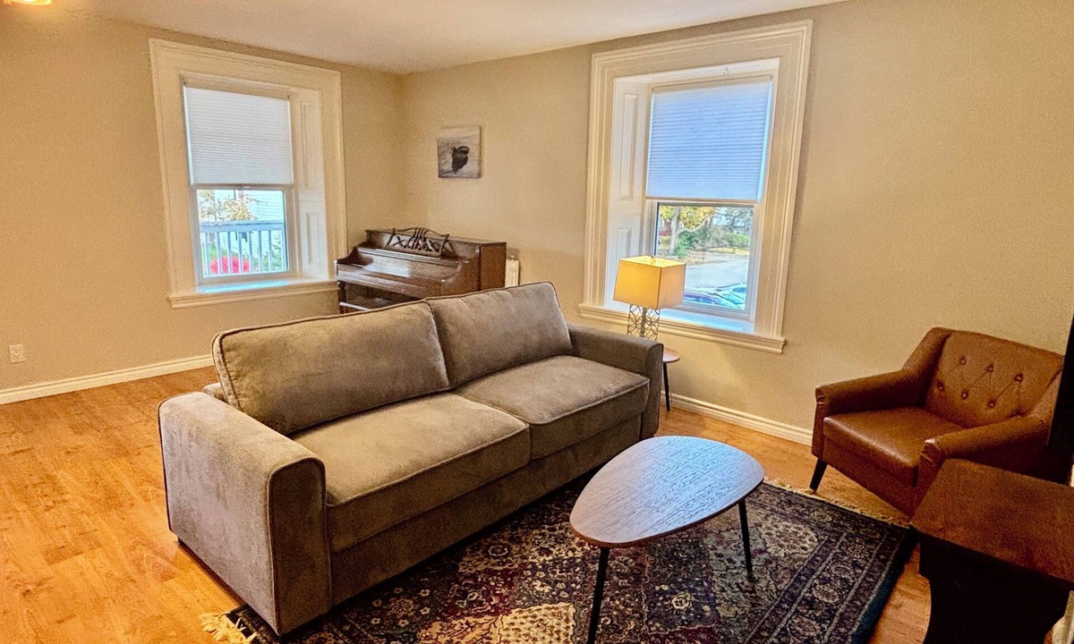 Hamilton Apartment | Cozy apartment in century building