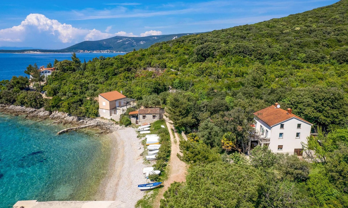 Sveti Jakov Apartment | Cozy apartment in Cres with WiFi