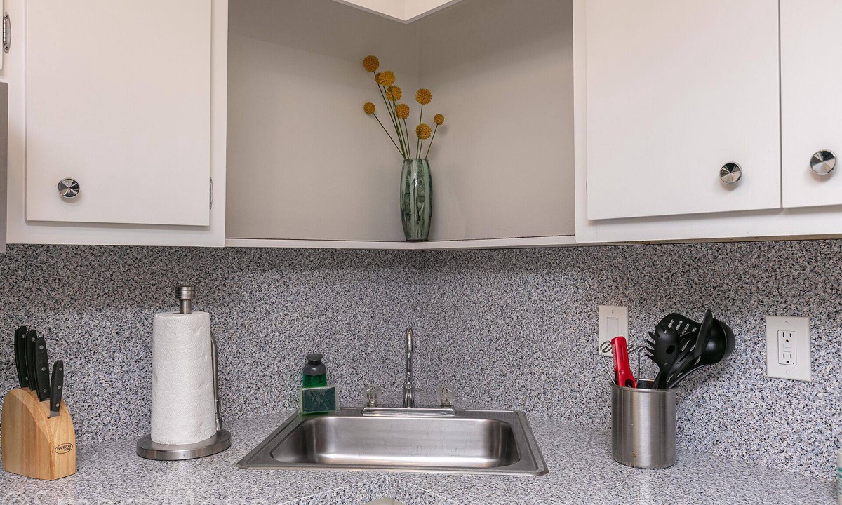 Poinciana Park Apartment | Cozy apartment steps from 17th street.