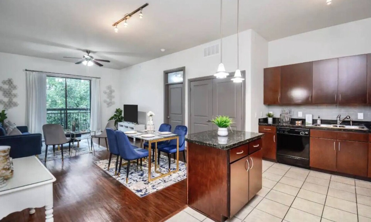 Greenway Plaza-Upper Kirby Apartment | Cozy Apartment w/King👑 Bed + Fast WiFi + Pets🐶🐈