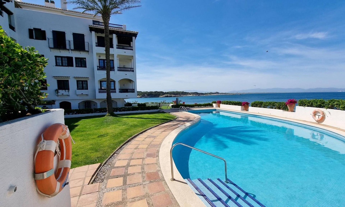 Pedrinya Apartment | Cozy apartment with private terrace and communal pool in L'Escala