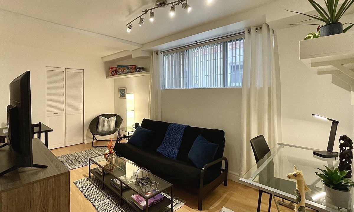 Cote-Des-Neiges—Notre-Dame-De-Grace Apartment | Cozy Apt in Great Central location + free parking - 31 night minimum