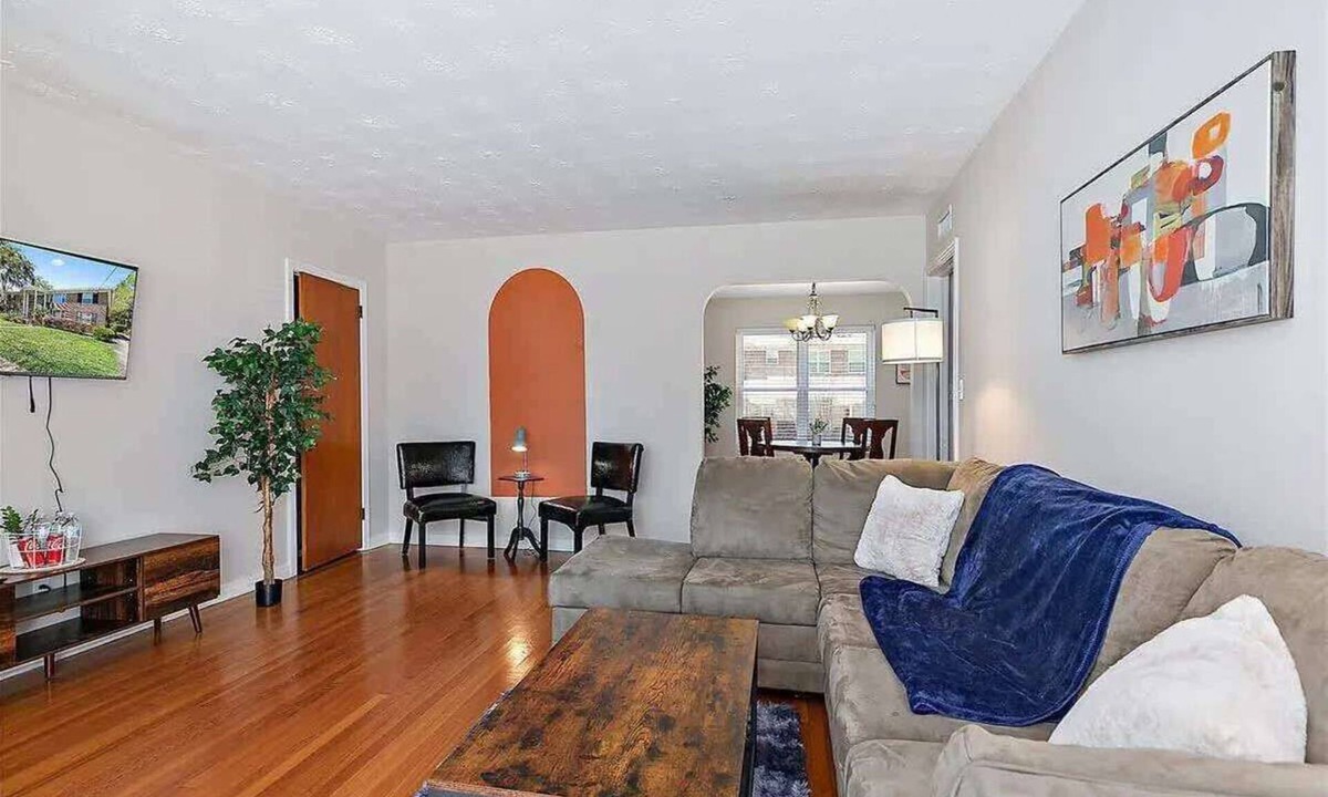 Riverside Apartment | *Cozy Apt in Riverside*- Wi-Fi, Riverfront, Tv