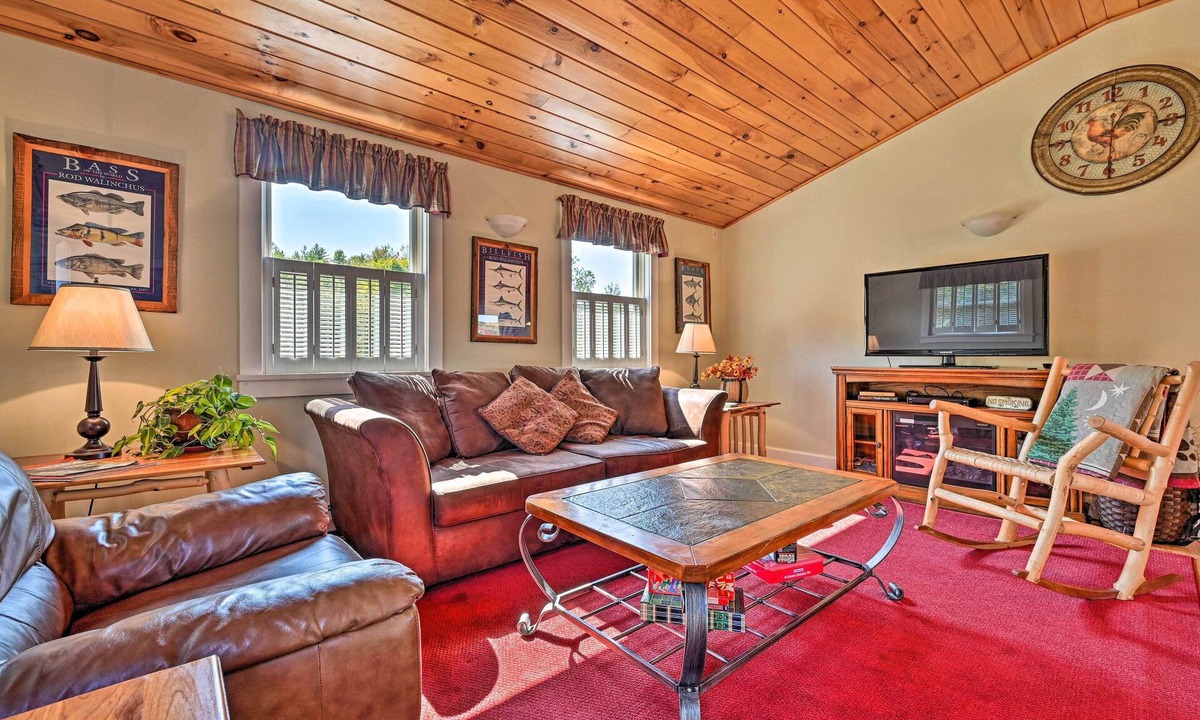 Moscow Apartment | Cozy Apt w/Hot Tub & Deck, 10 Mi to Stowe Resort!