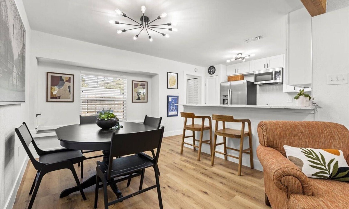 Central Arlington House | Cozy Arlington Bungalow 4/Mins to AT&T Stadium/Globe Life Field