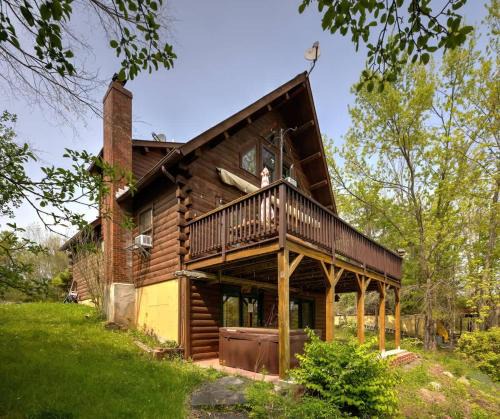 Athens House | Cozy Athens Cabin on the Lake with Hot Tub & Backyard