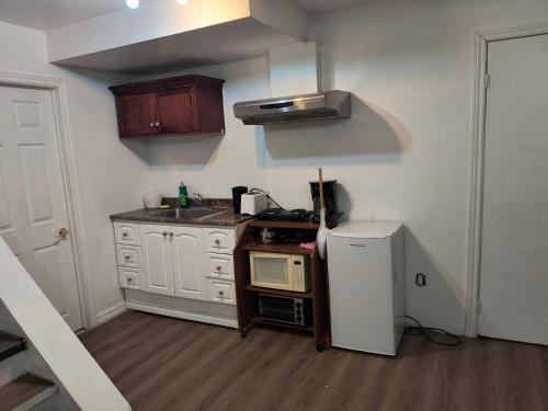Rideau Heights Apartment | Cozy Bachelor Apartment at Trillium