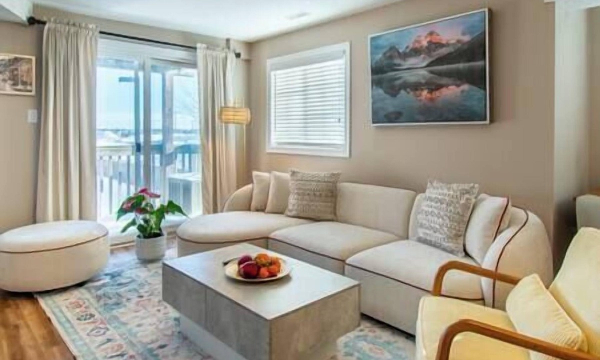 Barrie House | Cozy Barrie retreat near lake Simcoe & parks.