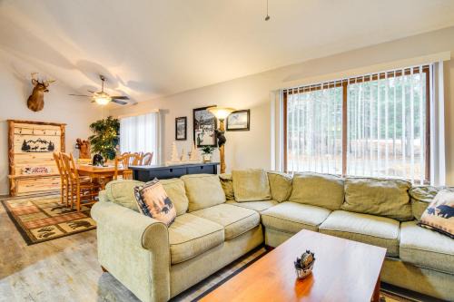 Bartlett Apartment | Cozy Bartlett Condo with Deck and Resort Amenities!