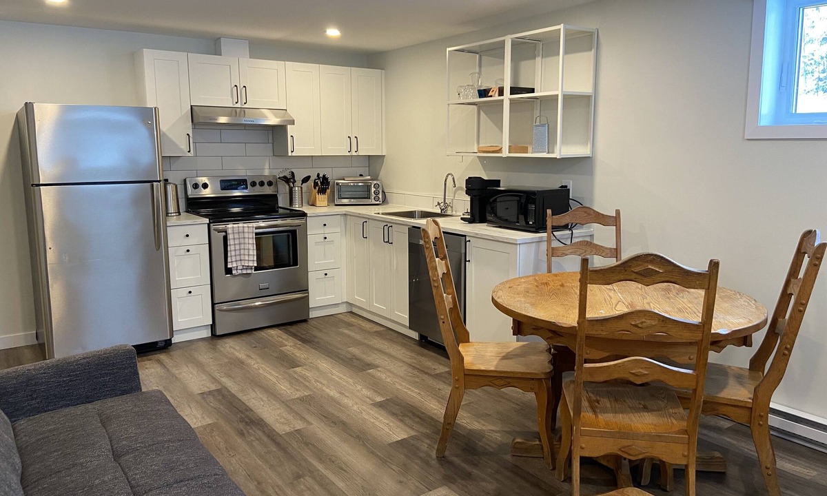 Mansonville Apartment | Cozy basement apartment near Owl’s Head.