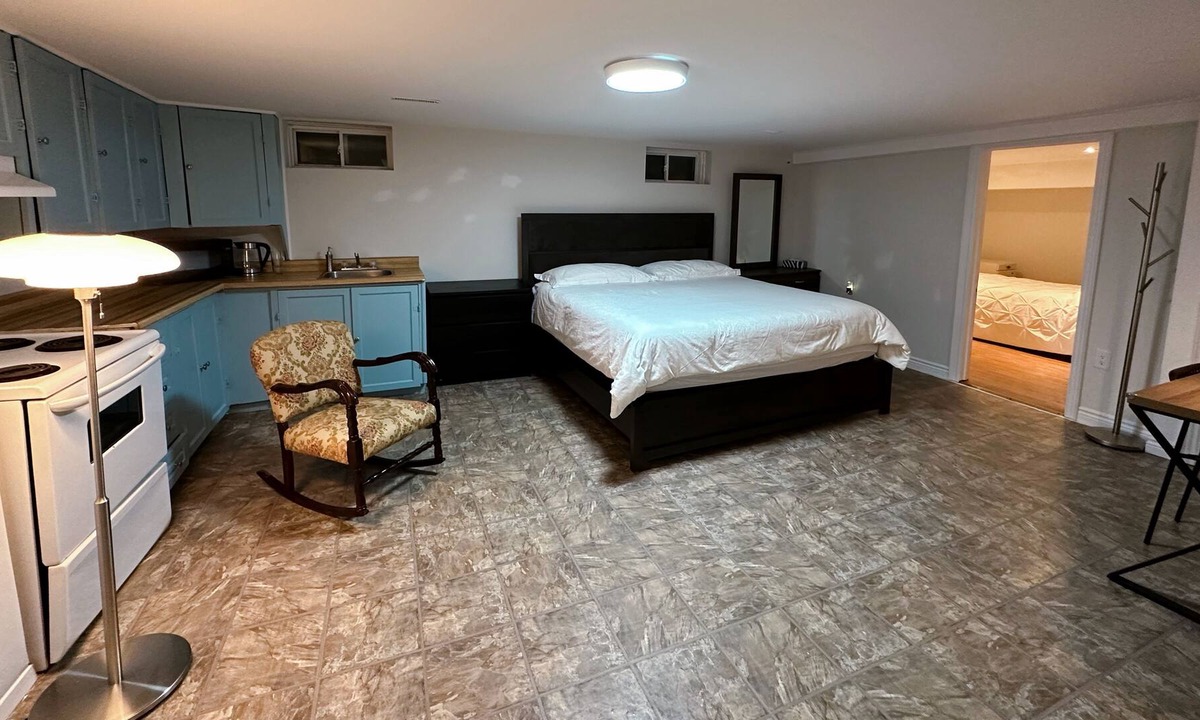 Newmarket House | Cozy basement ensuite close to everything in Newmarket