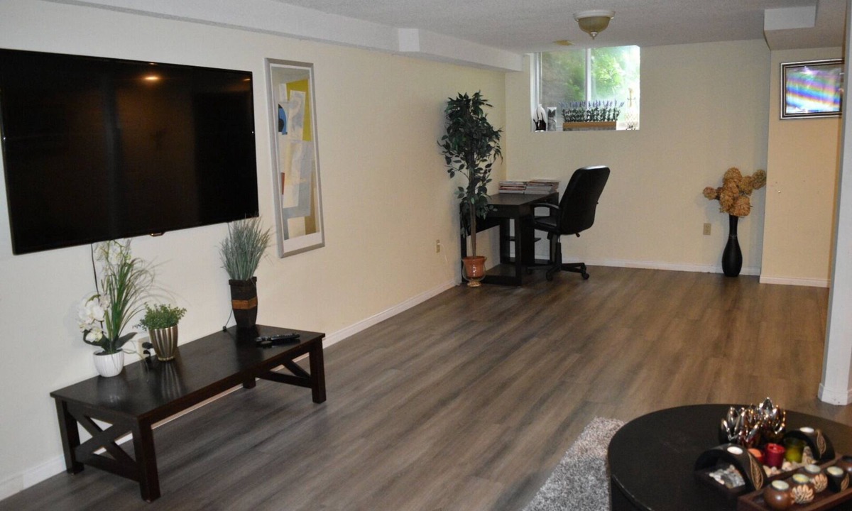 South March House | Cozy Basement Space in Kanata North