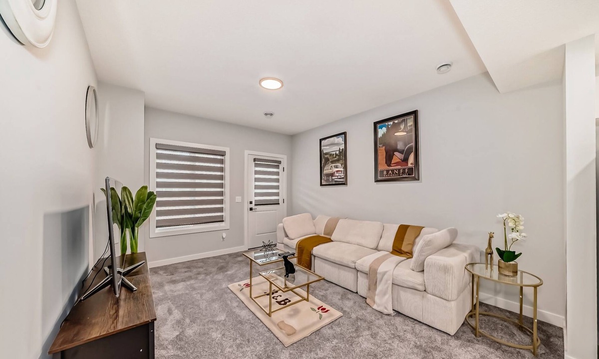 Evanston Apartment | Cozy Basement Suite, tastefully furnished
