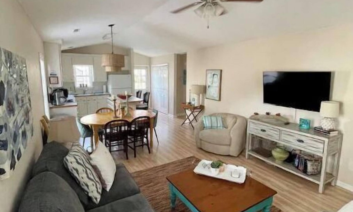 Tranquil Harbour Cottage | Cozy Beach Cottage DM for winter prices king beds