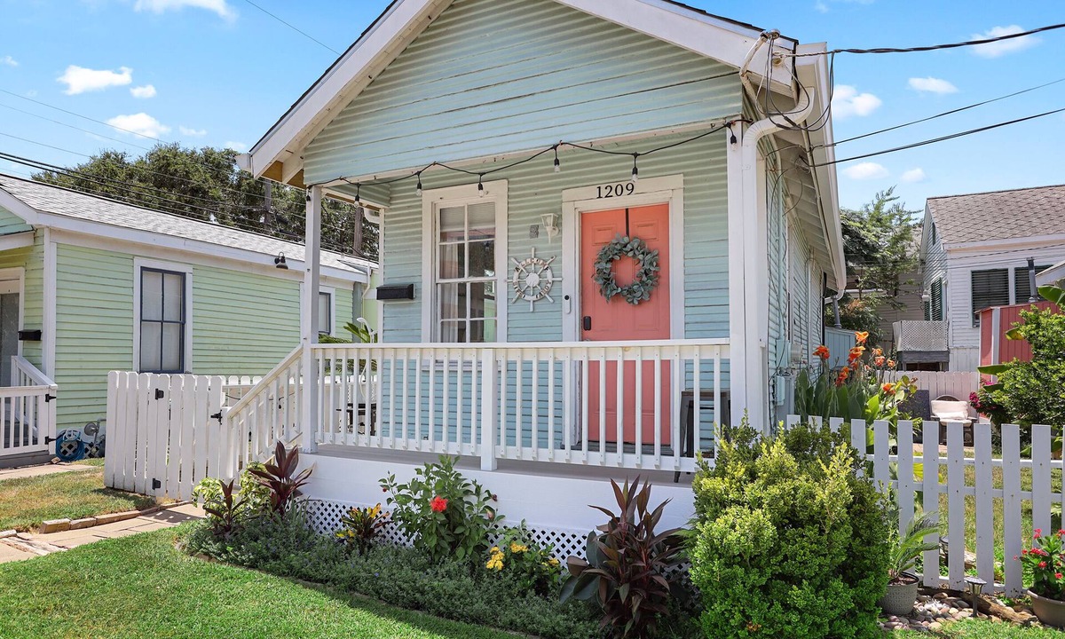 San Jacinto Cottage | Cozy Beach Cottage- Minutes to the beach & Historic Strand