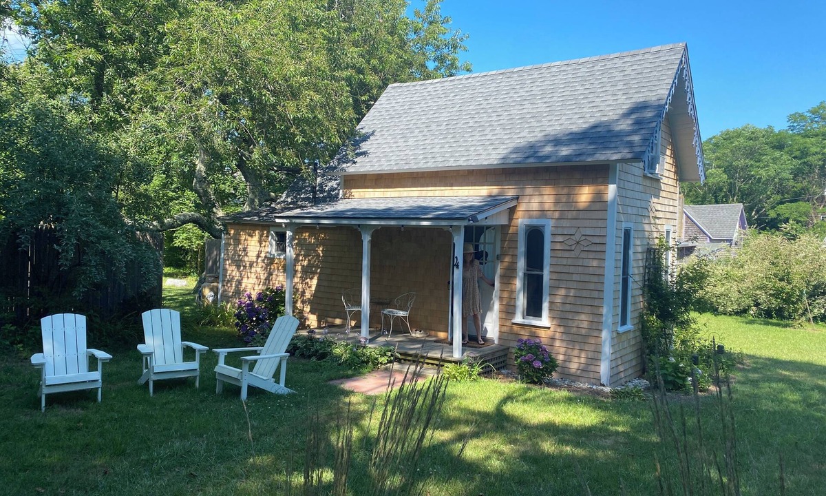 Oak Bluffs Cottage | Cozy Beach Cottage