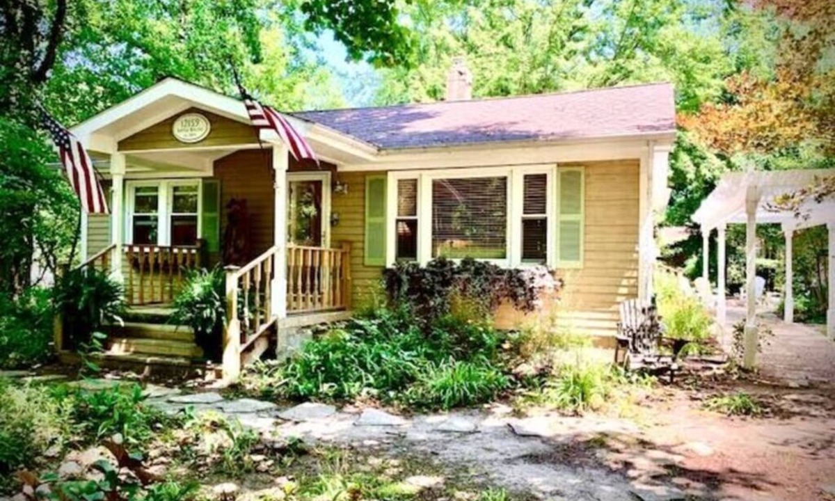 Shorewood-Tower Hills-Harbert Cottage | Cozy Beach Cottage, Walk to the Lake!