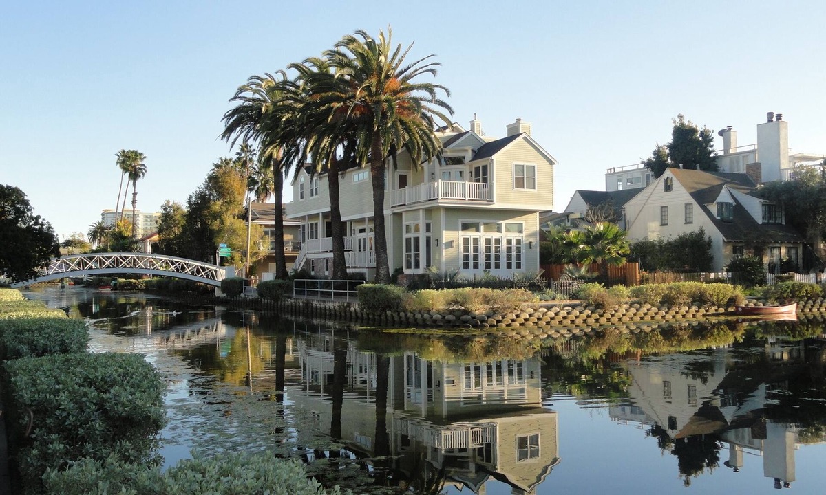 Venice House | Cozy Beach Cottage with Patio & Parking