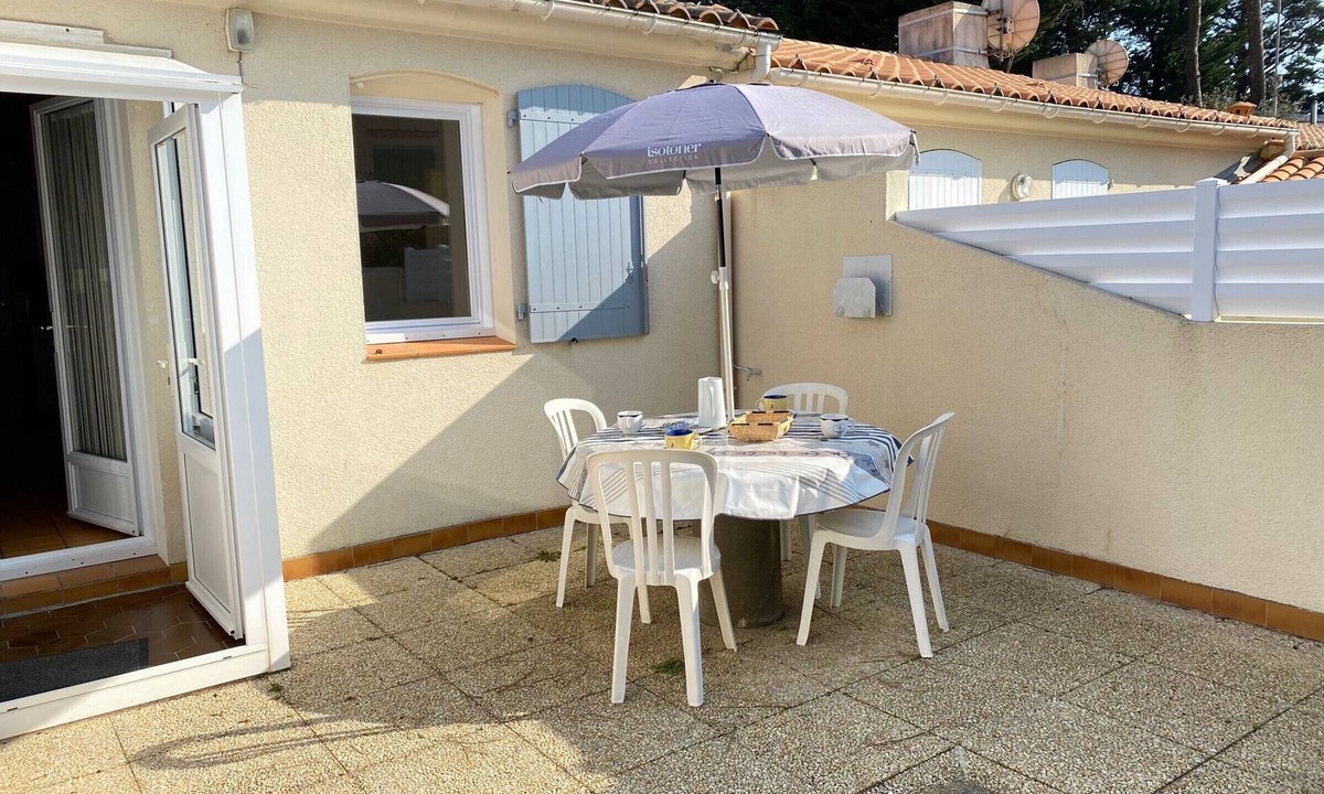 Bretignolles-sur-Mer House | Cozy Beachside House with Courtyards, WiFi & Parking - 800m from Dunes Beach