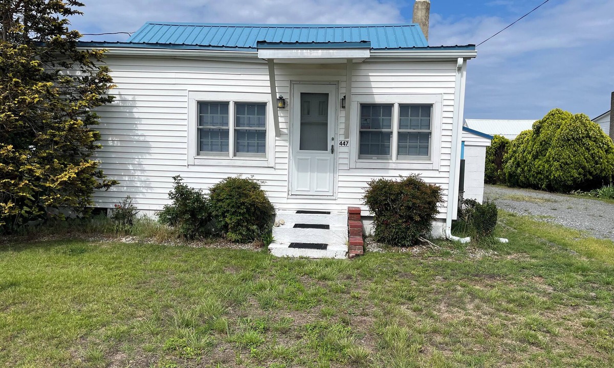 Slaughter Beach Cottage | Cozy Beach Front Cottage Pet Friendly