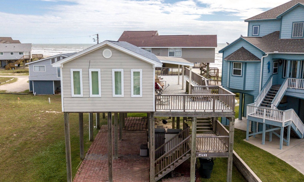 Pirates Beach West House | Cozy Beach Front House with Wraparound Deck – Steps from the Shore