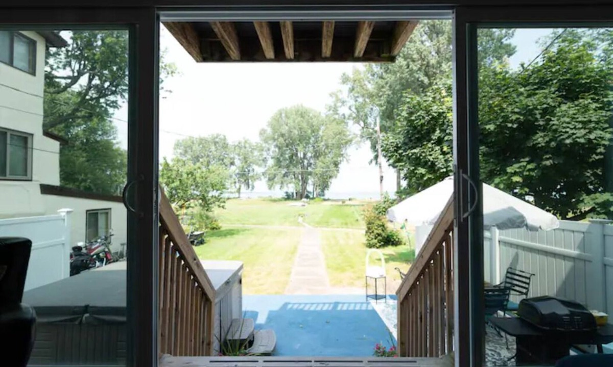 West Irondequoit House | Cozy beach house