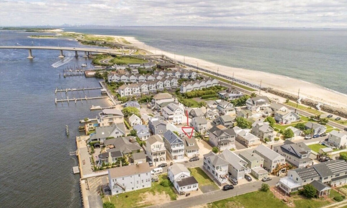 Sea Bright House | Cozy beach house with yard and parking